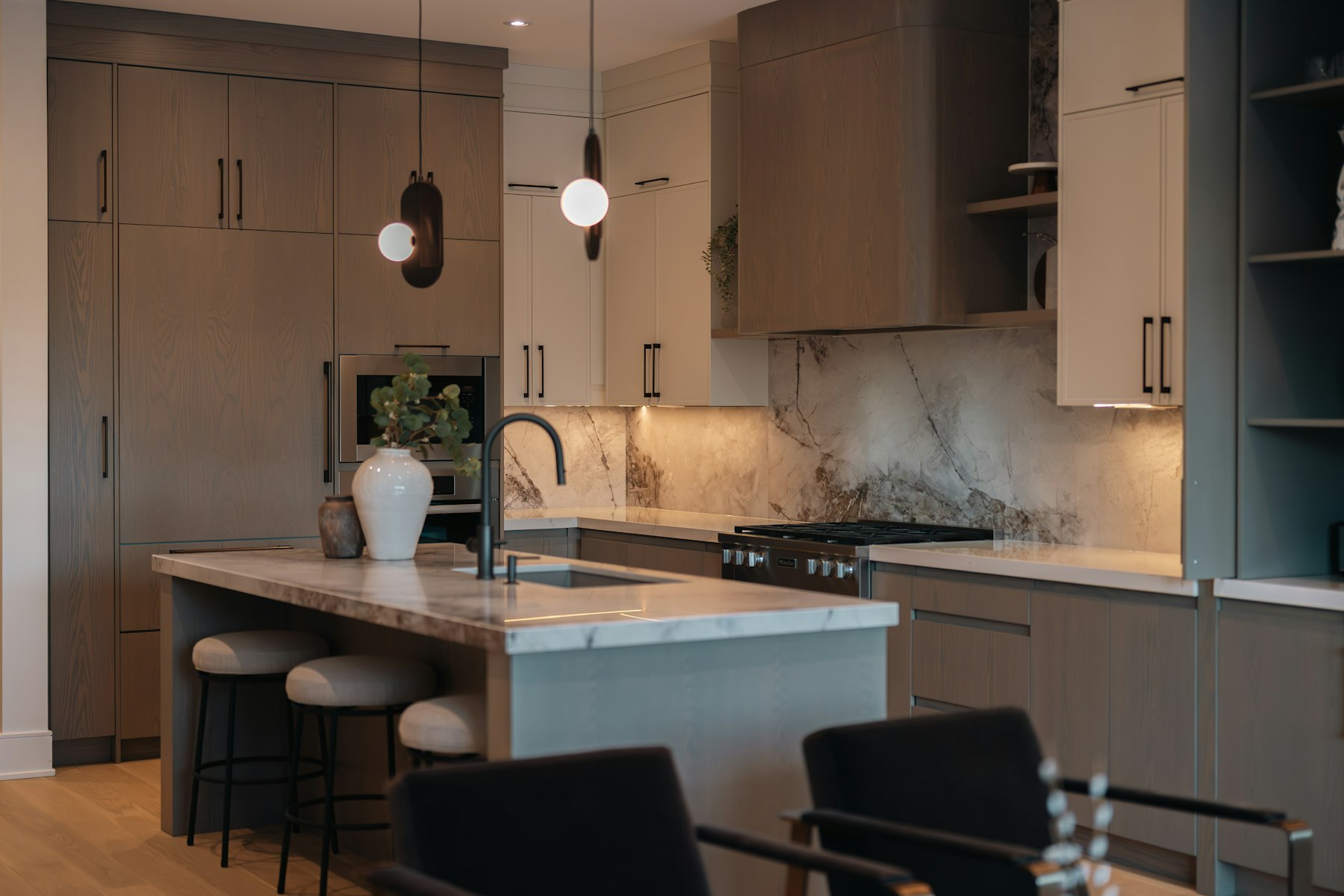 Kitchen island with stone splashback